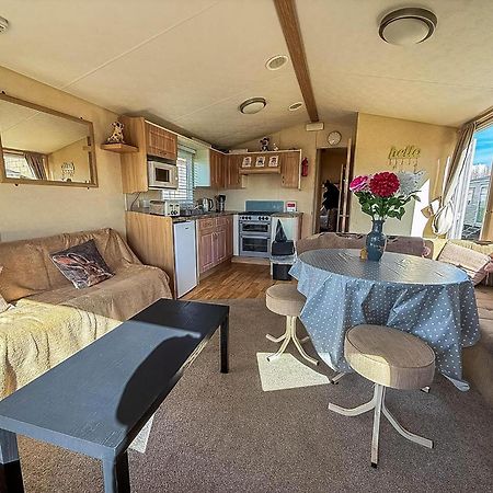 Lovely 6 Berth Caravan At Naze Marine Holiday Park In Essex Ref 17003C Волтон-он-те-Нейз Екстер'єр фото