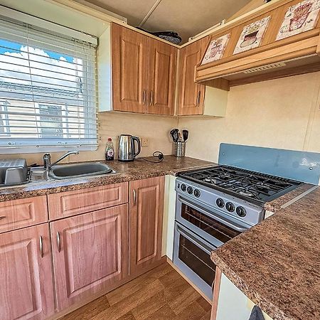 Lovely 6 Berth Caravan At Naze Marine Holiday Park In Essex Ref 17003C Волтон-он-те-Нейз Екстер'єр фото